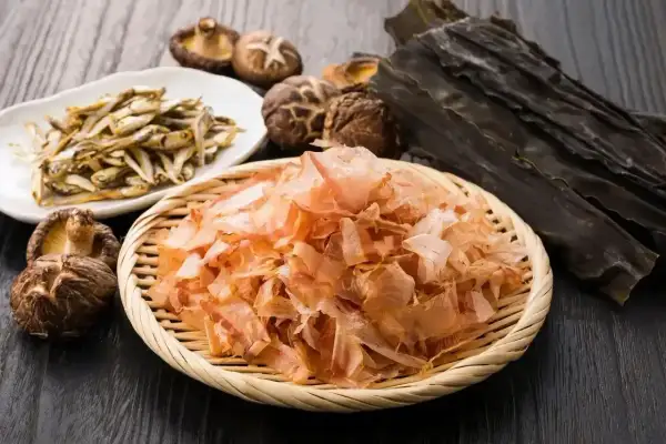 Suszone rybki, grzyby shiitake i wodorosty kombu – składniki bogate w smak umami, tworzące bazę dla wywarów.