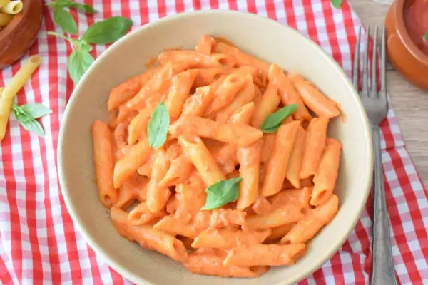 Penne w kremowym sosie pomidorowym, idealne do przygotowania według prostego makaron włoski przepis.