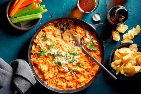 Pyszny sos buffalo z serem pleśniowym i szczypiorkiem, idealny do maczania chipsów i warzyw. Dowiedz się, jak zrobić sos!