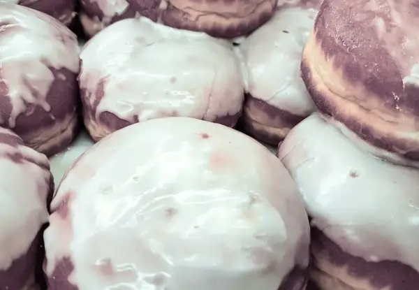 Pączki z lukrem ze zwykłego cukru, gotowe do jedzenia.