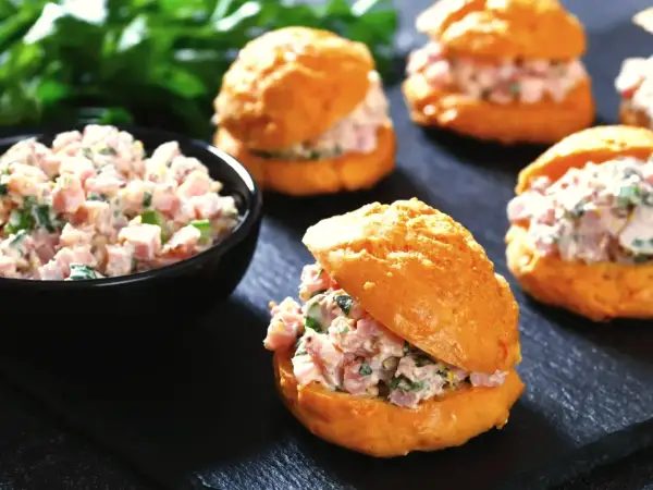 Pyszne, małe kanapki do pracy z pastą jajeczną i szynką, idealne na szybki lunch.