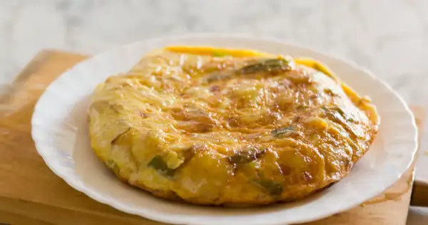 Złocista tortilla z ziemniakami i papryką, idealna na śniadanie bez pieczywa.