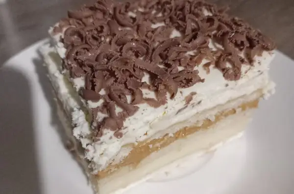 Pyszne ciasto toffi bez pieczenia, z kremem i czekoladowymi wiórkami. Idealne na deser!