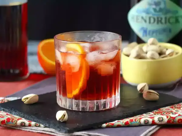 Klasyczny Negroni z pomarańczą i lodem, idealny do delektowania się. Poznaj nasz negroni przepis!