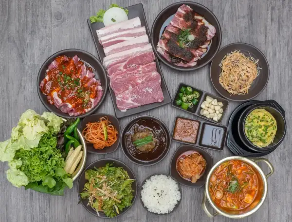 Bogactwo smaków kuchni koreańskiej: surowe i marynowane mięso, kimchi, sałatki, ryż i zupy.